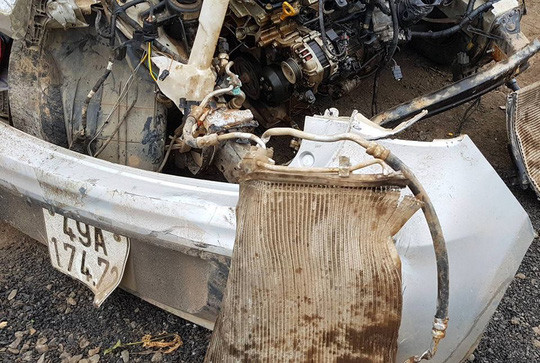  Phần đầu và đuôi xe taxi biến dạng hoàn toàn.