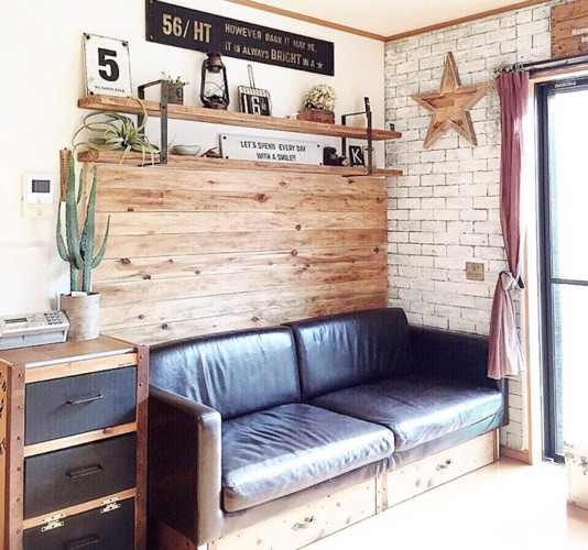Ghế sofa có ngăn kéo lưu trữ giúp sắp xếp phòng khách thật gọn gàng.