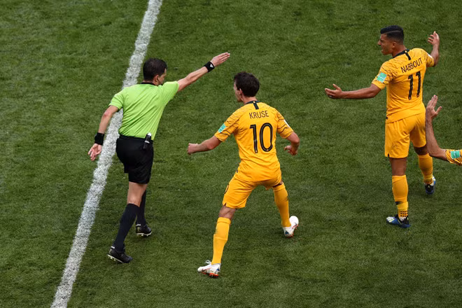Trọng tài quyết định sử dụng VAR trong một trận đấu ở World Cup.