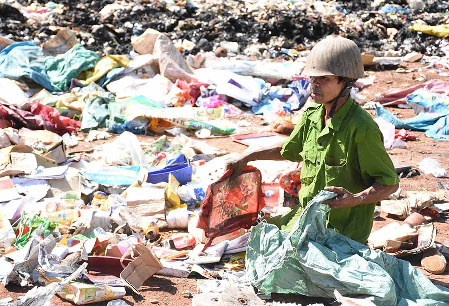 Một người dân mưu sinh ở bãi rác tập trung của huyện Chư Pah. Ảnh: H.P Một người dân mưu sinh ở bãi rác tập trung của huyện Chư Pah. Ảnh: H.P