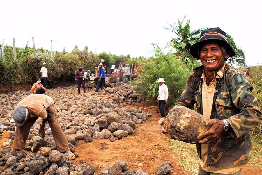  Người dân xã Ia Phang (huyện Chư Pưh) chung tay làm đường giao thông nông thôn. Ảnh: H.L