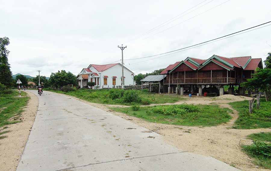  Hạ tầng giao thông được đầu tư xây dựng đã giúp xã Đất Bằng phát triển nhanh trong vài năm trở lại đây. Ảnh: N.S