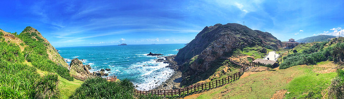 Nơi đây có những ngọn núi cao vút, bãi đá phủ đầy rêu xanh và được ví như chiếc phễu hút gió của xã Nhơn Lý. 