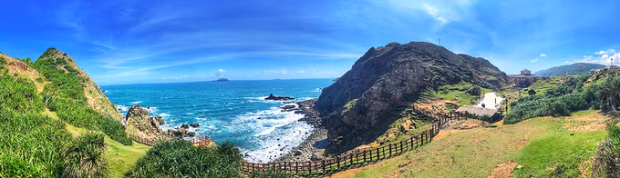 Nơi đây có những ngọn núi cao vút, bãi đá phủ đầy rêu xanh và được ví như chiếc phễu hút gió của xã Nhơn Lý. 