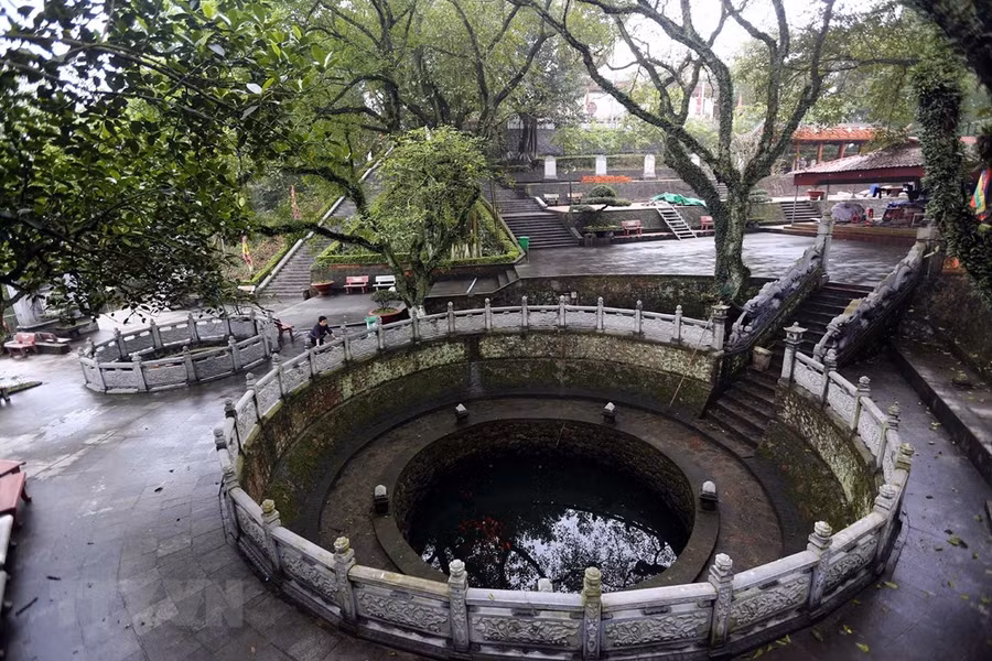 Hai giếng nước cổ là điểm nhấn đặc biệt ở Đền Cao An Phụ.