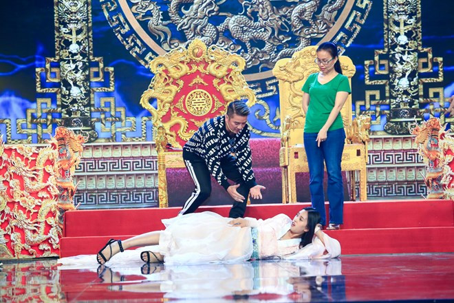 Tiểu Vy tập luyện cùng ca sỹ Đàm Vĩnh Hưng và Cẩm Ly. (Ảnh: Quang Đức/Vietnam+) Tiểu Vy tập luyện cùng ca sỹ Đàm Vĩnh Hưng và Cẩm Ly. (Ảnh: Quang Đức/Vietnam+)