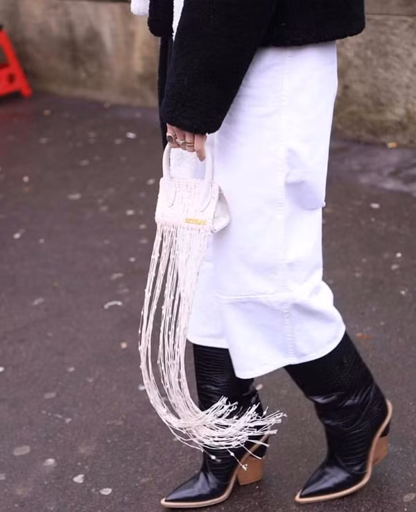 Khi sắm sửa váy áo để diện vào ngày Tết, các chị em đừng quên bỏ qua các món phụ kiện hợp mốt. Những kiểu túi xách đúng trend sẽ giúp set đồ của bạn gái hoàn hảo hơn.