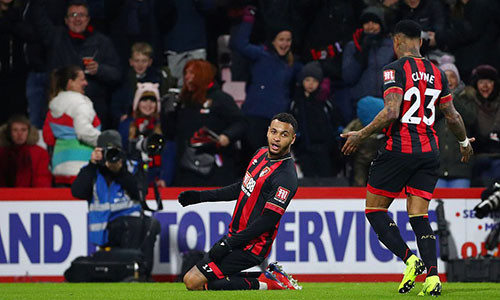Joshua King (giữa) là người chơi nổi bật nhất bên phía Bournemouth tối 30/1. Ảnh: Reuters.