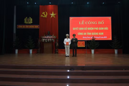 Thượng tá Nguyễn Thành Long (bìa trái) vừa được bổ nhiệm giữ chức Phó Công an tỉnh Quảng Nam