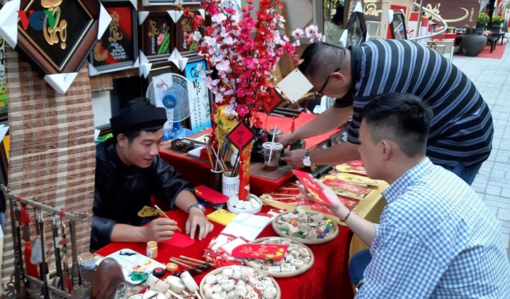 Các Ông đồ trẻ cho chữ...