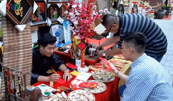 Các Ông đồ trẻ cho chữ...