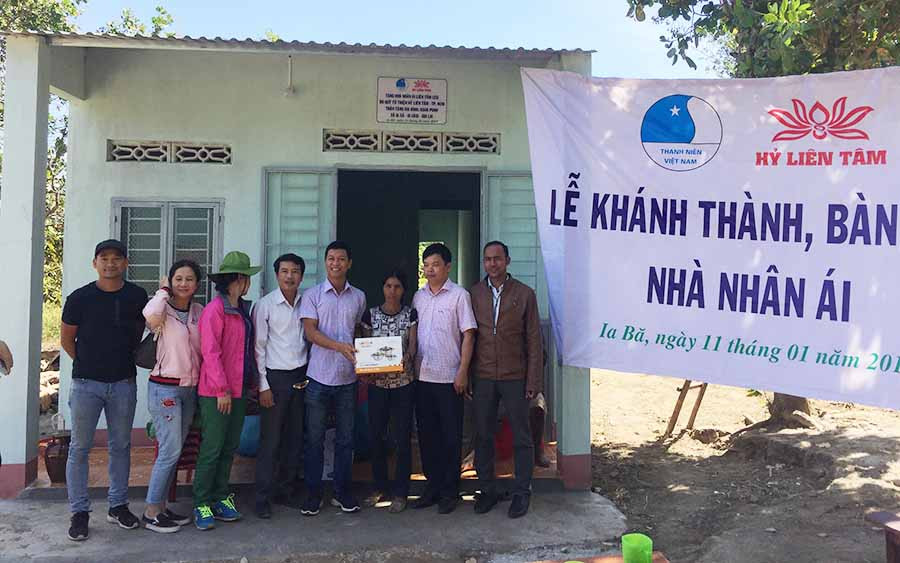 Gia đình ông Puih Punh (làng Dun De, xã Ia Bă) vui mừng nhận bàn giao nhà mới. Ảnh: Phương Loan  Gia đình ông Puih Punh (làng Dun De, xã Ia Bă) vui mừng nhận bàn giao nhà mới. Ảnh: Phương Loan