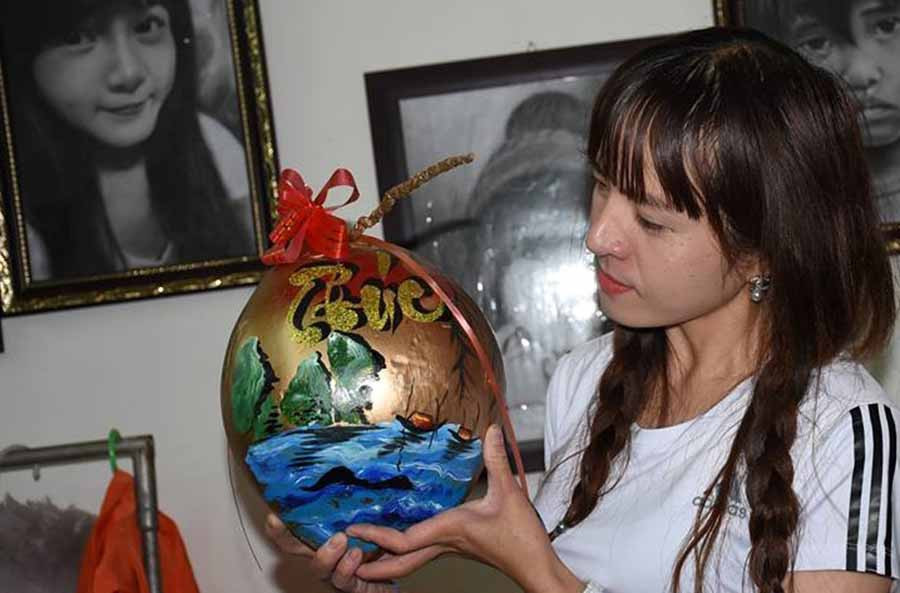  Một bức tranh thủy mặc được nhóm vẽ thể hiện trên quả dừa. Ảnh: T.N