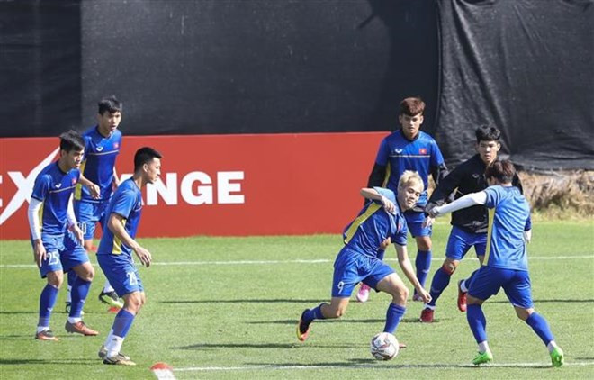 Đội tuyển Việt Nam tập trên sân Sultan Bin Zayed Nahyan. (Ảnh: Hoàng Linh/TTXVN)