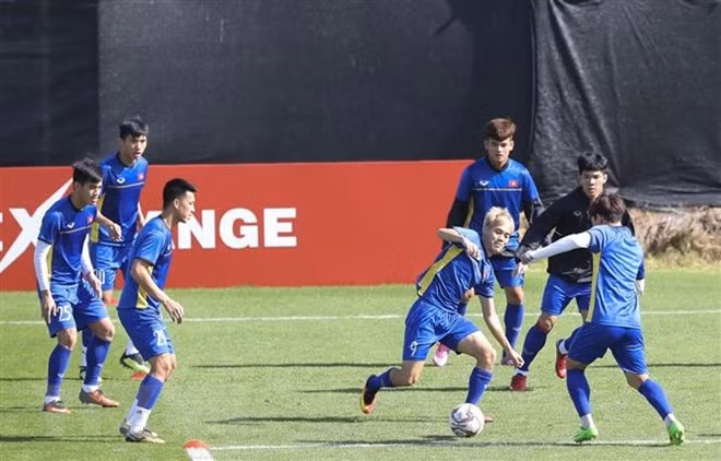 Đội tuyển Việt Nam tập trên sân Sultan Bin Zayed Nahyan. (Ảnh: Hoàng Linh/TTXVN)