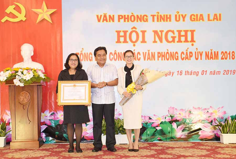  Phó Bí thư Thường trực Tỉnh ủy Hồ Văn Niên thừa ủy quyền của Chủ tịch nước trao Huân chương Lao động hạng ba cho Phòng Tổng hợp-Văn phòng Tỉnh ủy. Ảnh: M.N