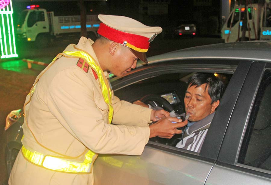  Công an TP. Pleiku kiểm tra nồng độ cồn một người lái ô tô. Ảnh: V.N