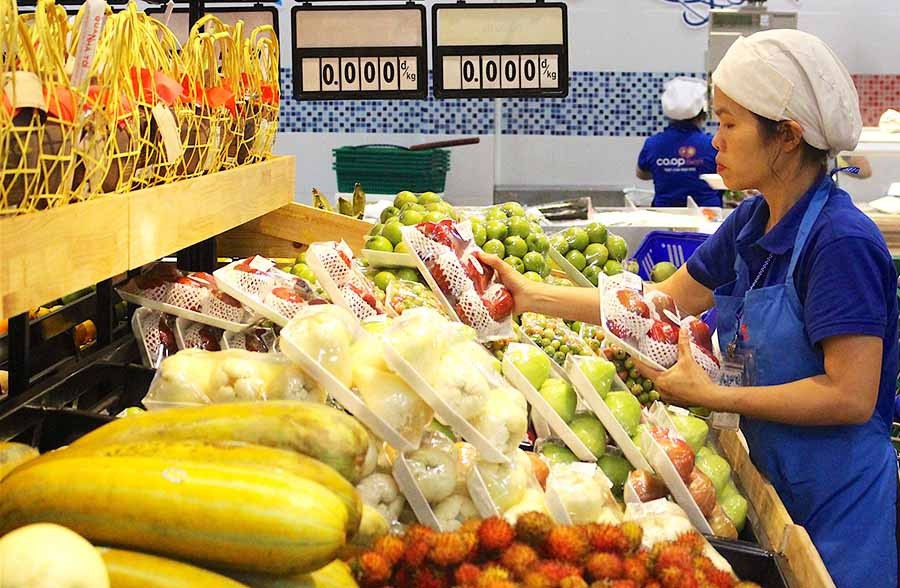 Siêu thị Co.op Mart Pleiku tăng lượng trái cây nhập về để phục vụ nhu cầu của khách hàng trong dịp Tết. Ảnh: H.T