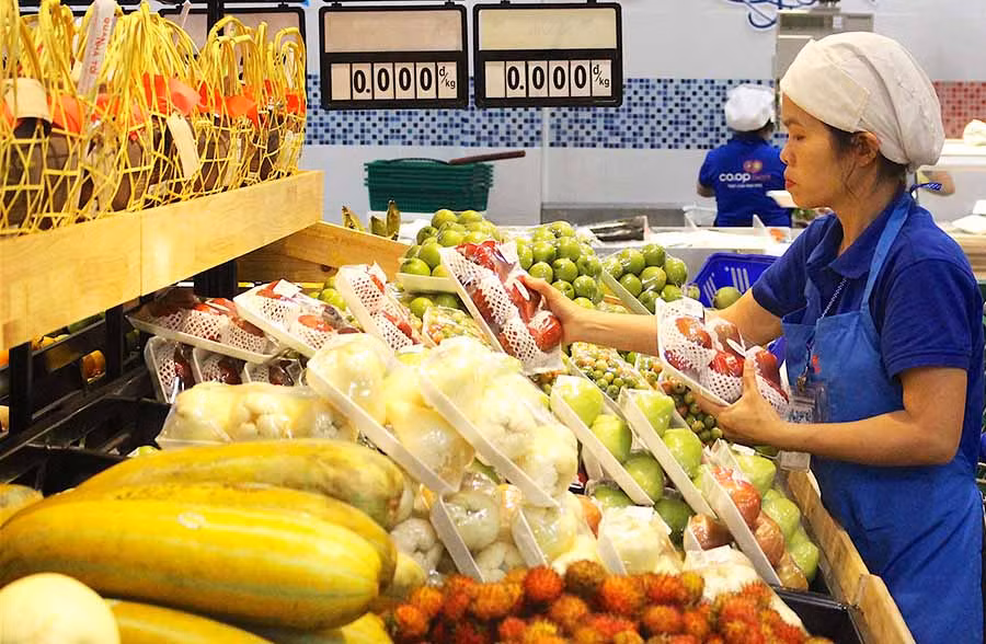 Siêu thị Co.op Mart Pleiku tăng lượng trái cây nhập về để phục vụ nhu cầu của khách hàng trong dịp Tết. Ảnh: H.T