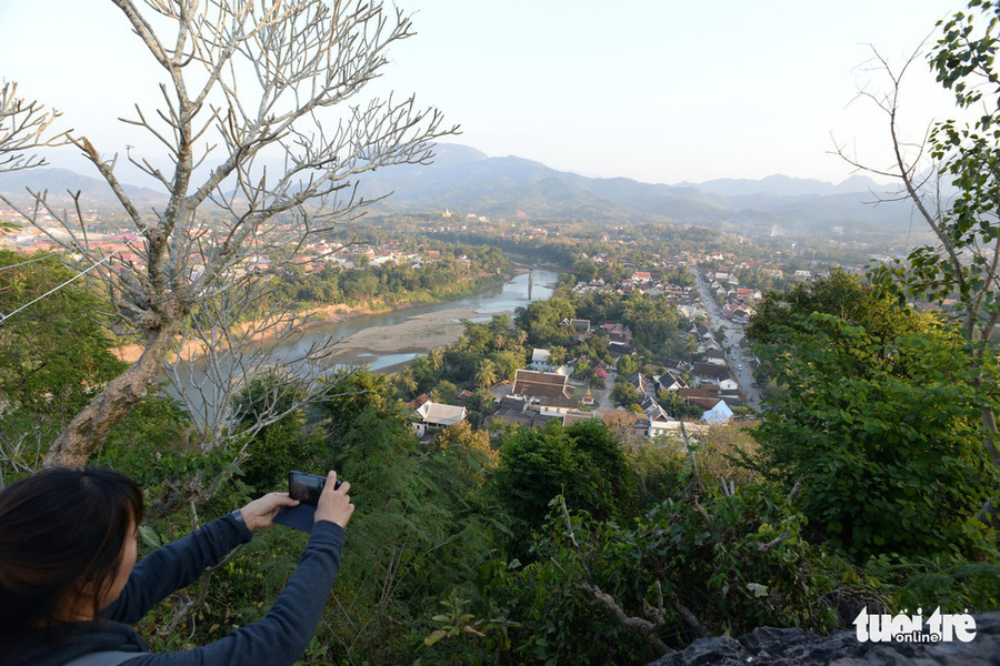 Gần lên đỉnh Phousi, du khách nhìn được bao quát cả Luang Prabang bình dị, cổ kính, yên bình bên dòng Nam Khan uốn khúc dưới nắng chiều - Ảnh: T.T.D.