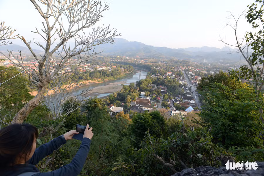 Gần lên đỉnh Phousi, du khách nhìn được bao quát cả Luang Prabang bình dị, cổ kính, yên bình bên dòng Nam Khan uốn khúc dưới nắng chiều - Ảnh: T.T.D.