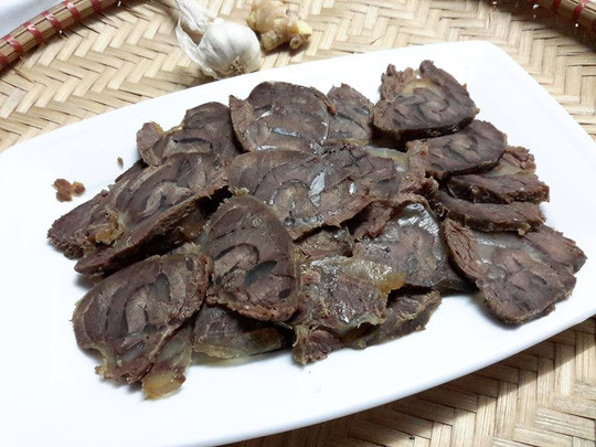 Vị ngọt tự nhiên của thịt bò thêm phần hoà quyện với hương thơm mật mía tạo nên món ăn hấp dẫn ngày Tết Nguyên đán. Phần thịt bắp bò khi sơ chế xong sẽ được ướp với các loại gia vị sau nhiều giờ đồng hồ trước khi đem kho. Cuối cùng, mỗi gia đình chỉ việc thái mỏng lát thịt bò chấm cùng tương ớt là có món ăn ngon hấp dẫn. Ảnh: Cooky.