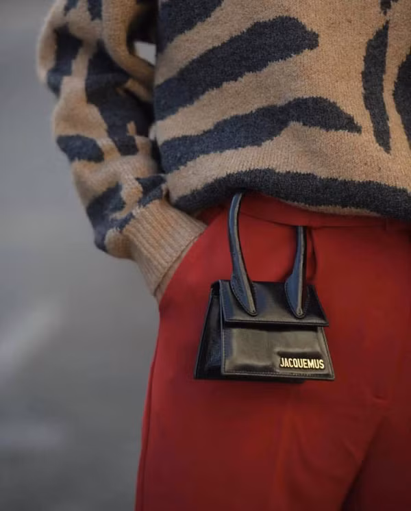  Túi mini bé xinh vẫn là dòng sản phẩm ăn khách ở mùa mốt năm nay. Với kích thước nhỏ nhắn chỉ đựng đủ thẻ ATM và thỏi son môi, nhưng chúng mại khiến hình ảnh của phái đẹp trở nên trẻ trung, đáng yêu.