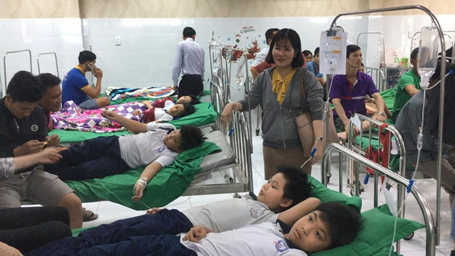 Nhiều học sinh nhập viện nghi do bị ngộ độc. 