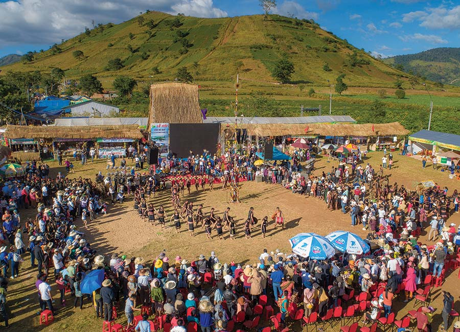  Hội thi cồng chiêng tại lễ hội hoa dã quỳ-núi lửa Chư Đăng Ya. Ảnh: Phan Nguyên