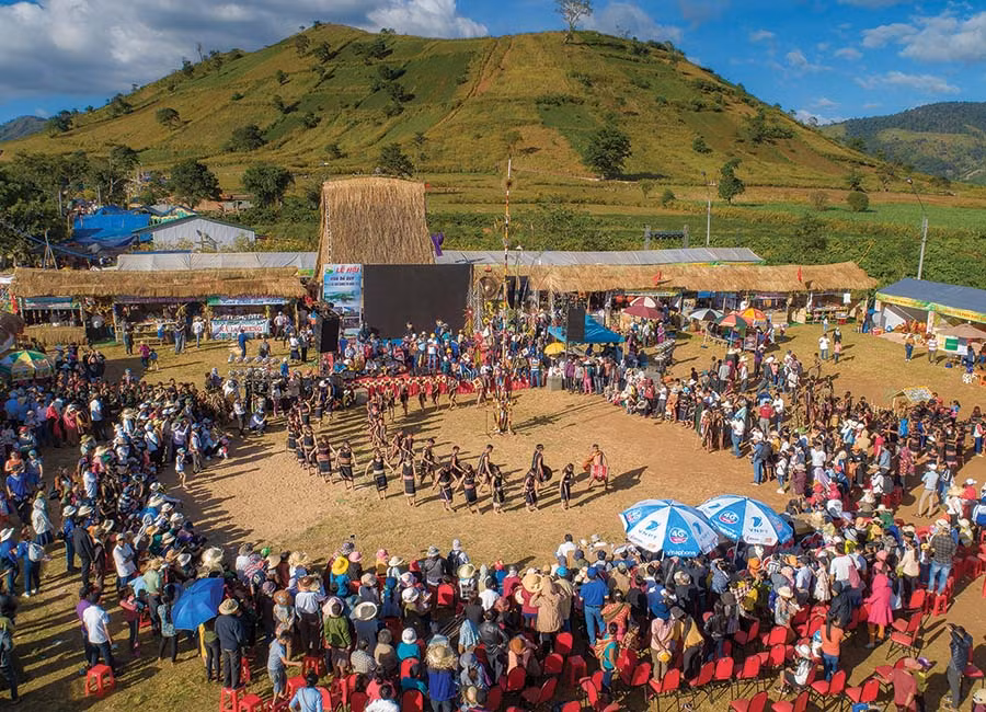  Hội thi cồng chiêng tại lễ hội hoa dã quỳ-núi lửa Chư Đăng Ya. Ảnh: Phan Nguyên