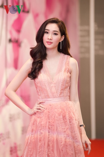 Chiếc đầm ren dường như làm tôn dáng thon gọn của nàng hậu và vẫn toát lên vẻ quyến rũ. 