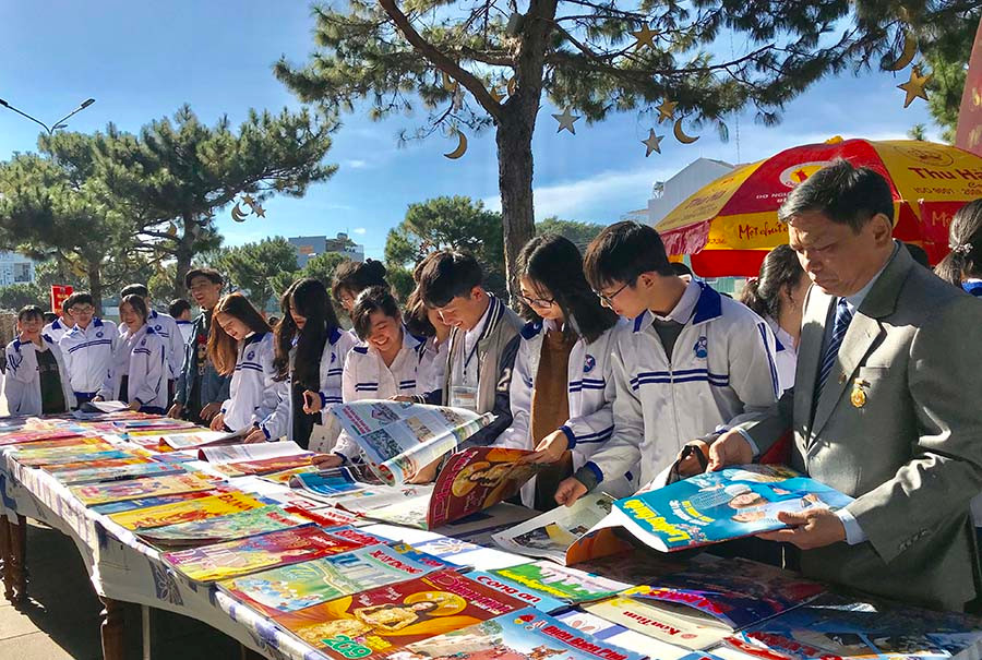  Hội báo Xuân Kỷ Hợi 2019 thu hút đông đảo bạn đọc đến thưởng lãm. Ảnh: T.D