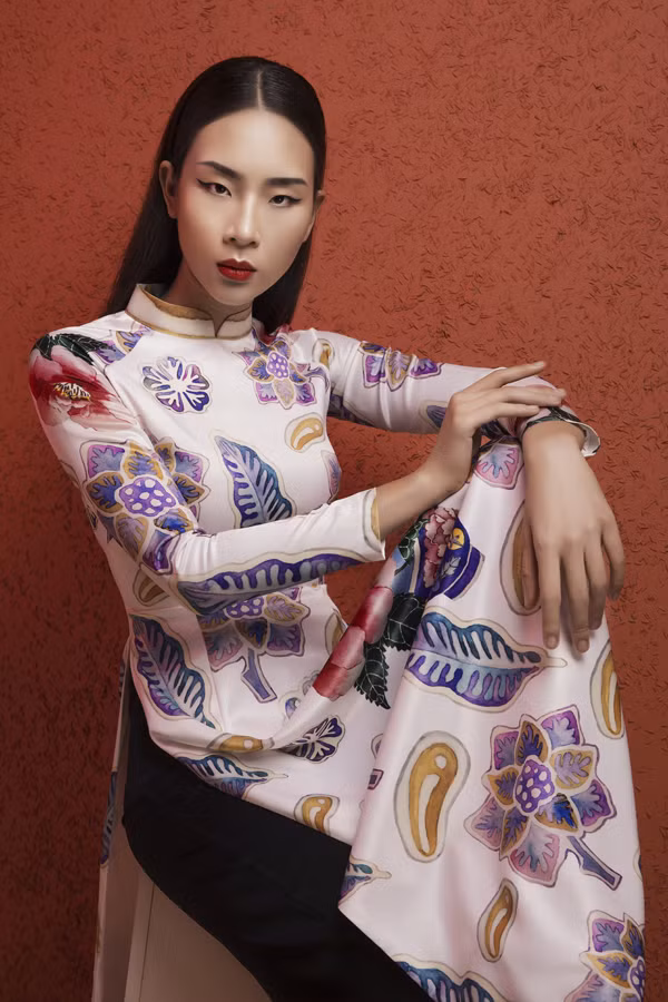  Mặc dù có phom truyền thống, các mẫu áo vẫn toát lên vẻ trẻ trung, hiện đại. 