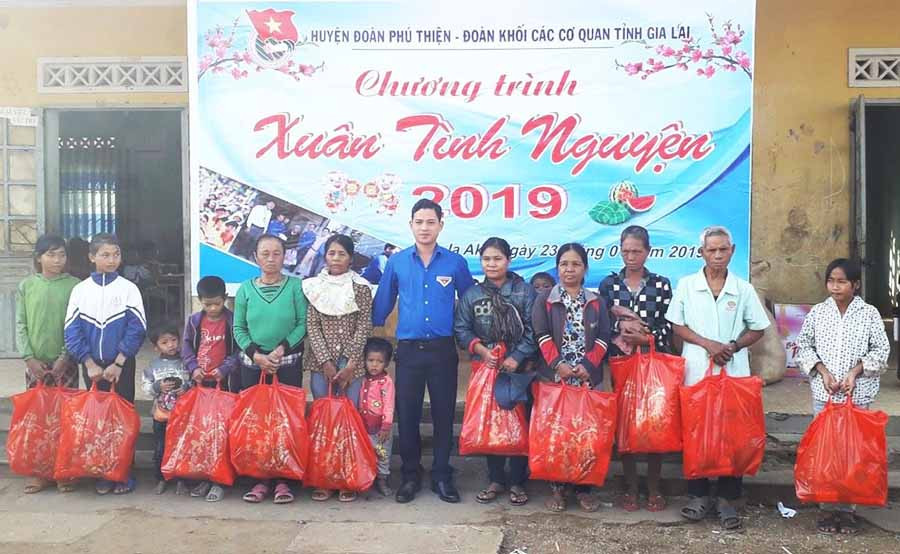 Tặng quà cho các hộ nghèo. Ảnh: N.S  Tặng quà cho các hộ nghèo. Ảnh: N.S