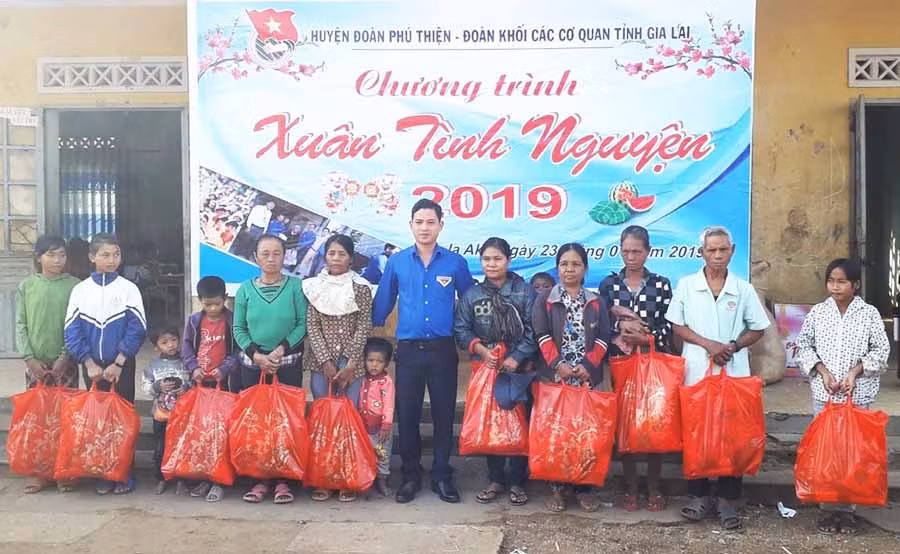  Tặng quà cho các hộ nghèo. Ảnh: N.S