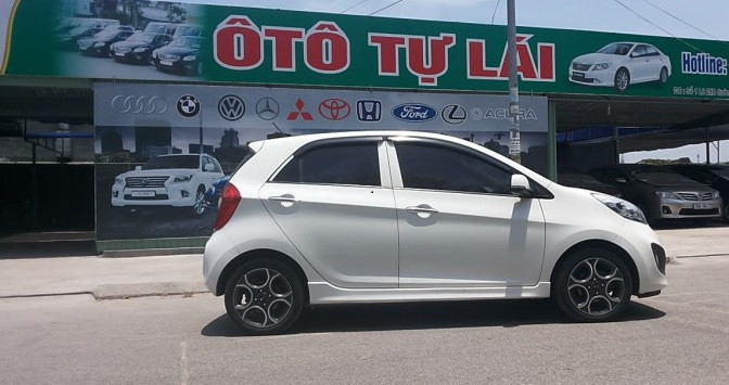 Mặc dù còn gần một tháng nữa mới đến Tết Nguyên đán, nhưng ở Hà Nội, hiện nay các dòng xe du lịch tầm trung từ 4 đến 7 chỗ đã bắt đầu khan hàng. Đặc biệt, khách hàng muốn thuê xe tự lái phải cam kết thuê cả 9 ngày nghỉ Tết nguyên đán Kỷ Hợi 2019.