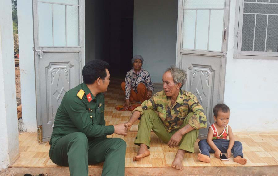  Ông Kpuih Bay luôn miệng cảm ơn bộ đội khi nhận bàn giao căn nhà tình nghĩa. Ảnh: A.H