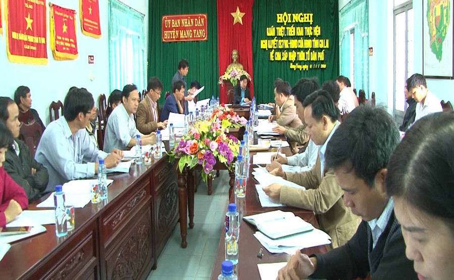 Hội nghị sáp nhập thôn làng. Ảnh Thanh Xuyên