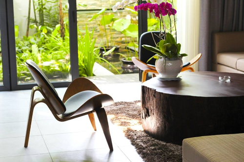  Ghế Shell có 3 chân với chân sau được cách điệu mới lạ, thích hợp sử dụng trong không gian thư giãn, sản phẩm của thương hiệu Woodpro.