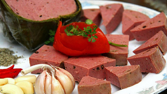 Chả bò: Nếu người miền Bắc có món giò mỡ, giò lụa thì trên bàn tiệc sum họp gia đình và thiết đãi khách của người miền Trung không thể thiếu chả bò truyền thống. Chả bò chuẩn vị có mùi thơm nồng với tiêu đen kèm vị dai, giòn, cay nhẹ. Ảnh: Chabotuancan.