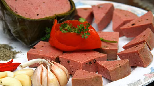 Chả bò: Nếu người miền Bắc có món giò mỡ, giò lụa thì trên bàn tiệc sum họp gia đình và thiết đãi khách của người miền Trung không thể thiếu chả bò truyền thống. Chả bò chuẩn vị có mùi thơm nồng với tiêu đen kèm vị dai, giòn, cay nhẹ. Ảnh: Chabotuancan.