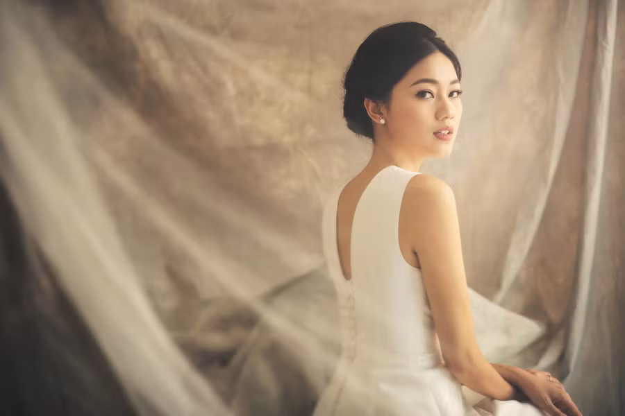  Á hậu Thanh Tú vừa lên xe hoa chính thức “từ giã” cuộc sống độc thân 1 tháng trước và trở về sau chuyến trăng mật lãng mạn tại châu Âu cùng chồng mình.