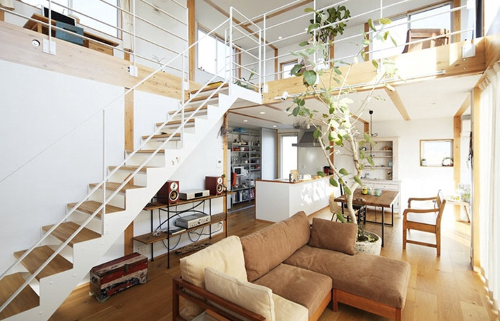 Nội thất bên trong được làm chủ yếu từ gỗ là chất liệu có sẵn tại địa phương, nhờ có nhiều cửa kính đón ánh sáng mà chủ nhà có thể trồng cả cây ở bên trong. Nội thất bên trong được làm chủ yếu từ gỗ là chất liệu có sẵn tại địa phương, nhờ có nhiều cửa kính đón ánh sáng mà chủ nhà có thể trồng cả cây ở bên trong.