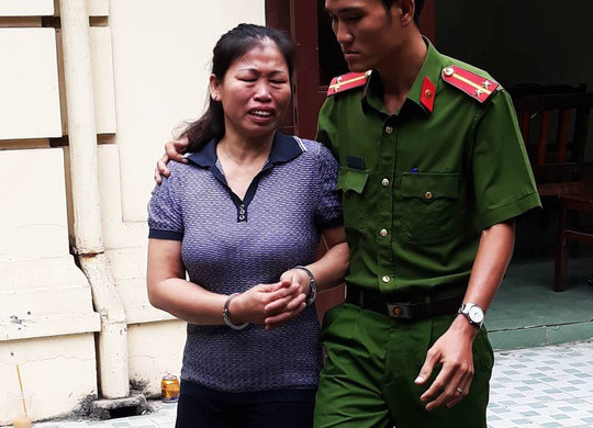  Bị cáo Thu ra xe dẫn giải