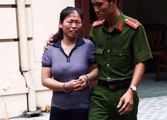  Bị cáo Thu ra xe dẫn giải