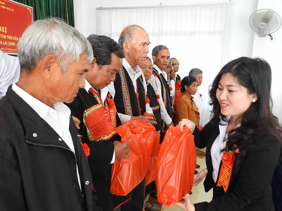 Tặng quà các già làng và người có uy tín tiêu biểu 
