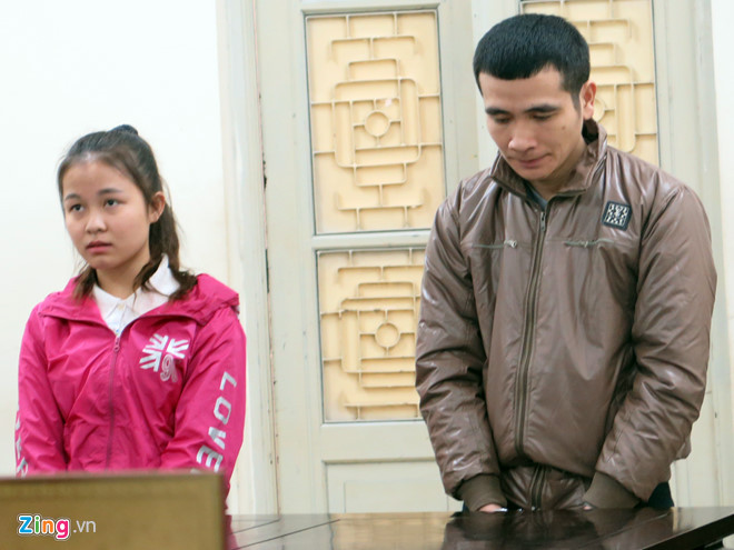  Hai bị cáo nghe tòa tuyên án. Ảnh: H.L.