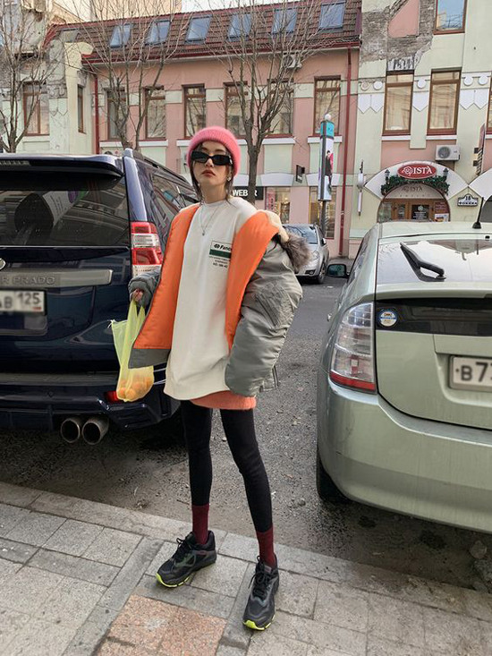 Khi diện các mẫu áo phao theo xu hướng mới, các cô nàng có vóc dáng mảnh dẻ nên chú ý về kích cỡ của áo để khỏi bị 'nhấn chìm' với áo quá khổ. Khi diện các mẫu áo phao theo xu hướng mới, các cô nàng có vóc dáng mảnh dẻ nên chú ý về kích cỡ của áo để khỏi bị 'nhấn chìm' với áo quá khổ.