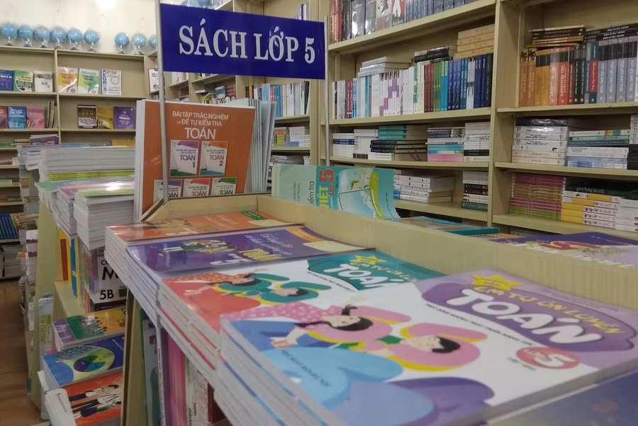 Chương trình GDPT hiện hành thiếu tính mở nên hạn chế khả năng chủ động và sáng tạo của địa phương và nhà trường cũng như của tác giả SGK và giáo viên. (Ảnh: Mỹ Hà/Dantri)