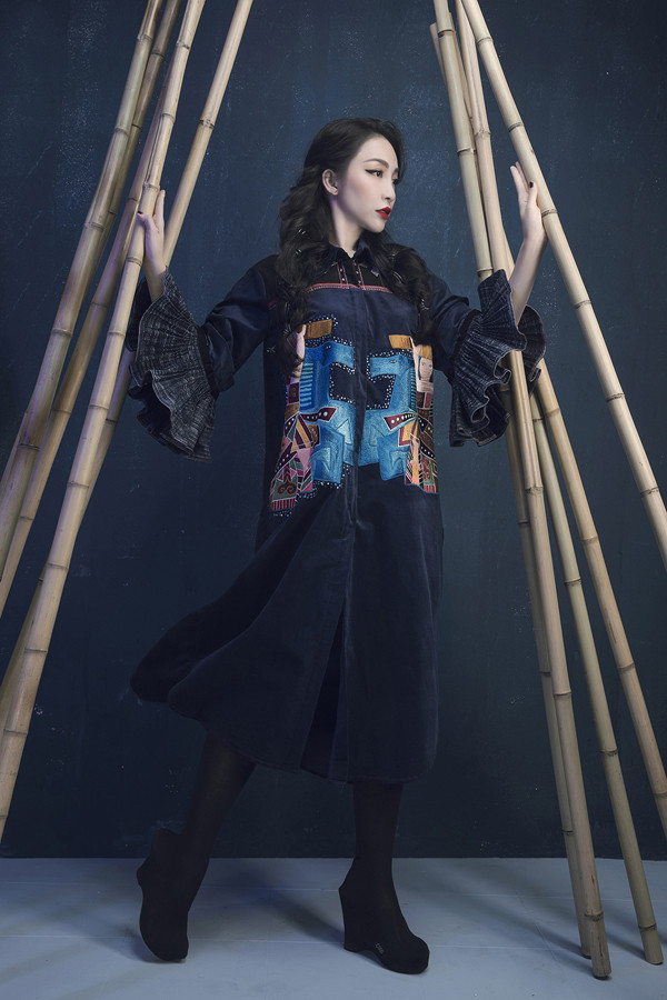 Anh sử dụng kỹ thuật thêu truyền thống để đưa những tác phẩm về Thánh Gióng của cố họa sĩ Nguyễn Tư Nghiêm lên các mẫu trang phục. Vải thổ cẩm với các sắc màu nổi bật của dân tộc Tà Ôi trở thành điểm nhấn, giúp bộ sưu tập thêm ấn tượng. Anh sử dụng kỹ thuật thêu truyền thống để đưa những tác phẩm về Thánh Gióng của cố họa sĩ Nguyễn Tư Nghiêm lên các mẫu trang phục. Vải thổ cẩm với các sắc màu nổi bật của dân tộc Tà Ôi trở thành điểm nhấn, giúp bộ sưu tập thêm ấn tượng.